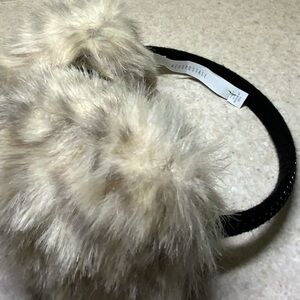 🌸🌸 Aeropostale Faux Fur Earmuffs with speakers